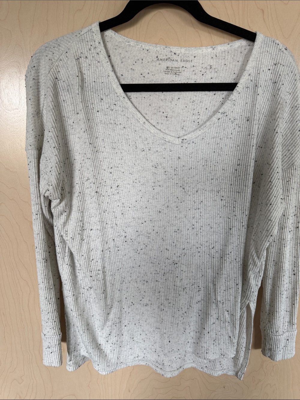 American Eagle Outfitters Light Gray Speckled Ribbed V‑Neck Long Sleeve Top